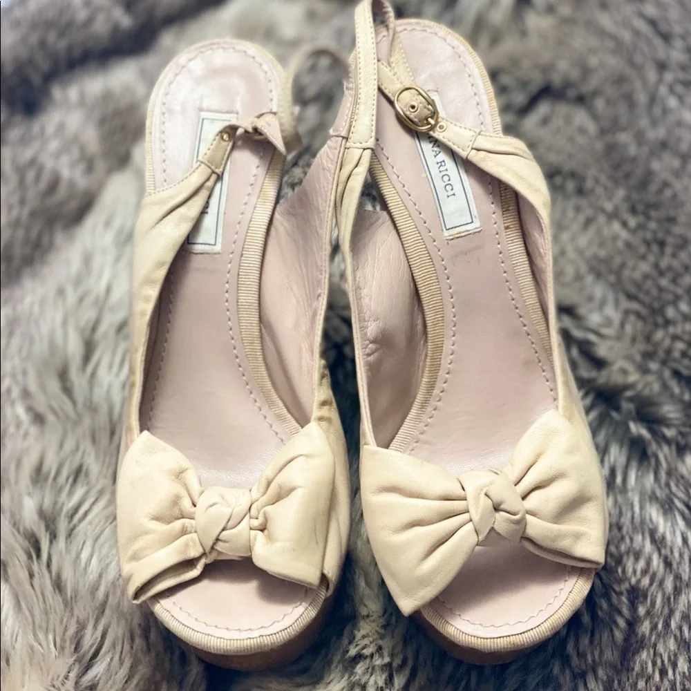 Beige Nina Ricci wood wedge w/ leather bow size 8